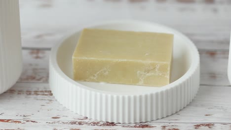 jabón natural en un plato blanco