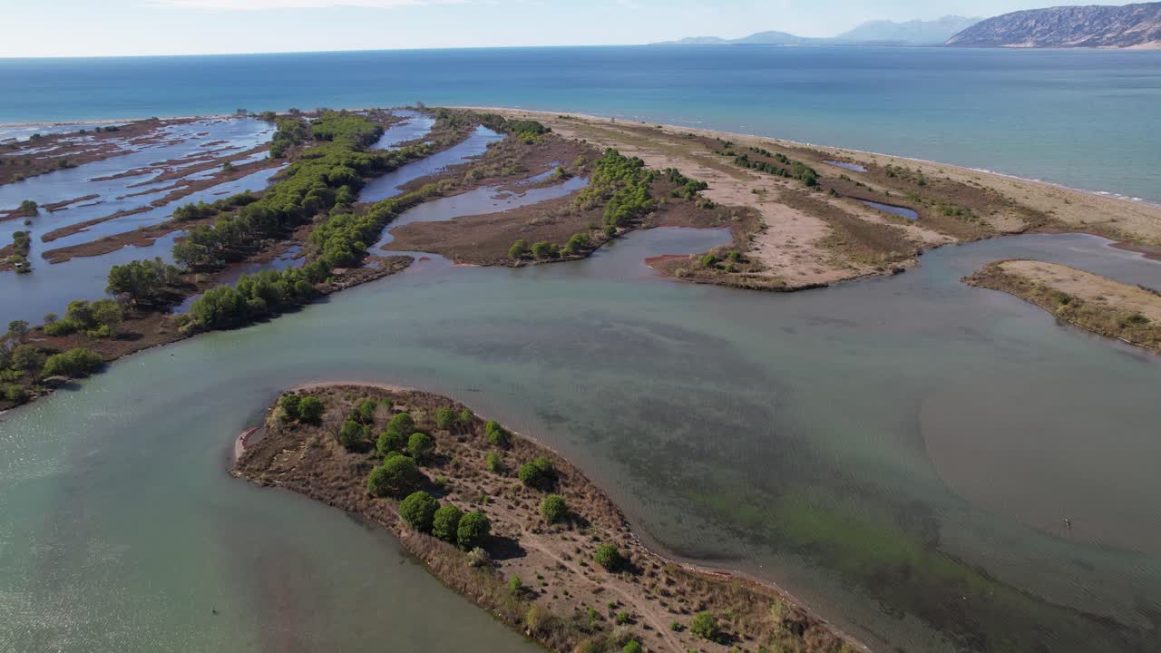 맹그로브 나무와 알바니아의 바다와 강이 섞인 얕은 물 석호가 있는 습지 자연 공원