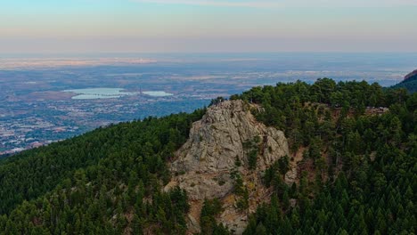 Telephoto-aerial-parallax-around-Lost-Gulch-Overlook-reveals-Boulder-Colorado-behind-ridgeline