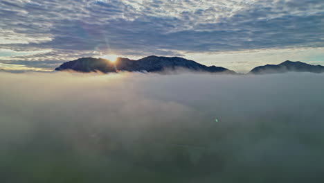 Schwenk-Von-Rechts-Nach-Links-Der-Dicken-Wolke,-Die-Die-Landschaft-Unten-Bedeckt