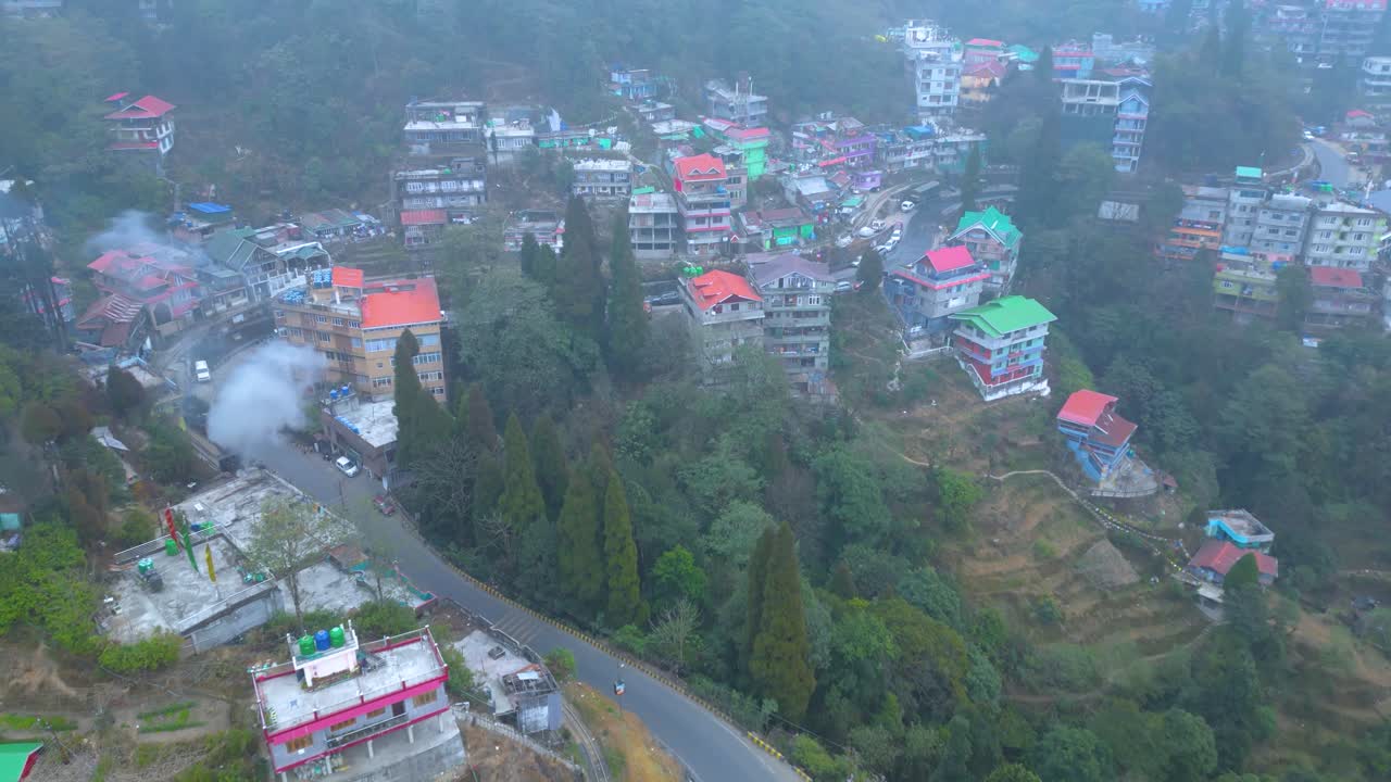 Paesaggio di Darjeeling: piantagione di tè e Batasia Loop Darjeeling, vista aerea e Treno Giocattolo Darjeeling