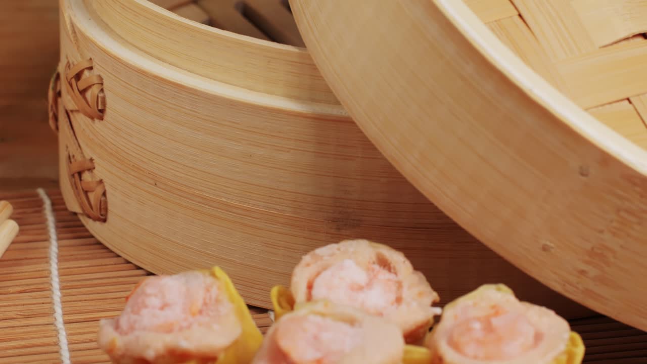 Vari dim sum congelati, macro ravvicinata. Cibo da asporto. Cibo da dessert cinese. Dim sum con gamberi, pesce e carne. Piatto in un locale. Consegna.