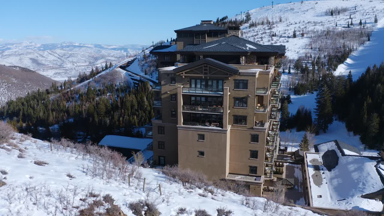 toma de un dron de arriba hacia abajo de un resort de lujo con piscina y área de descanso en deer valley park city, utah-1