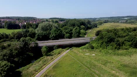 Autos,-Lastwagen-Und-Lieferwagen,-Die-Den-Fluss-Stour-Auf-Der-Zweispurigen-A2-In-Canterbury-überqueren