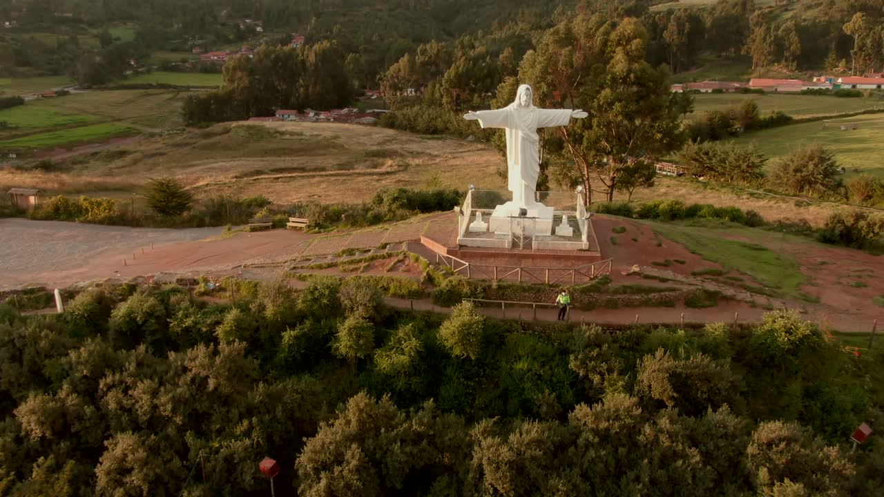 4k durante el día antes del atardecer vista aérea sobre la conocida estatua de cristo blanco en la ciudad de cusco, perú
