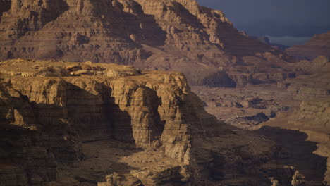 impresionante vista de acantilados escarpados al atardecer en un paisaje montañoso