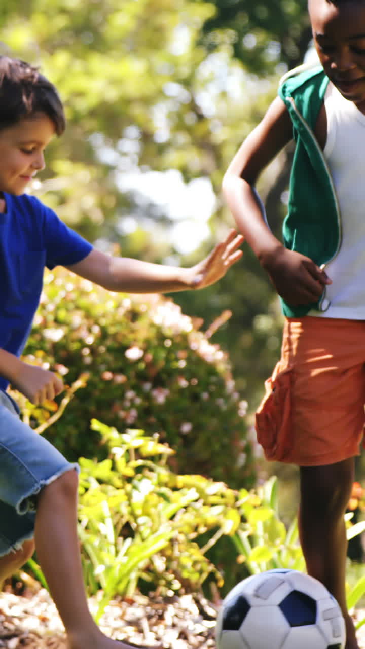 niños jugando al fútbol en el parque