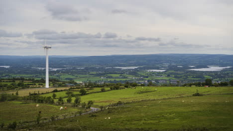 Zeitraffer-Von-Windkraftanlagen-In-Der-Ländlichen-Landschaft-Irlands-An-Einem-Bewölkten-Tag