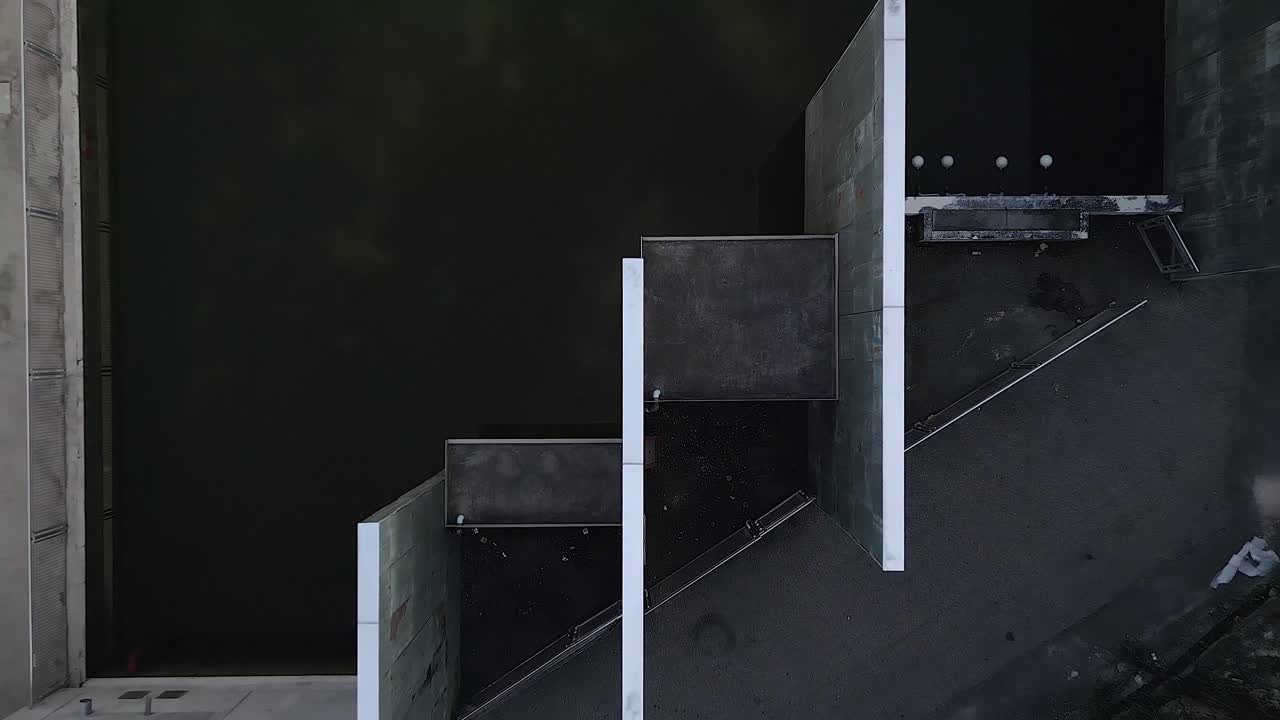 단색 항공기가 구조의 건축적 세부 사항을 내려다보고 있습니다.