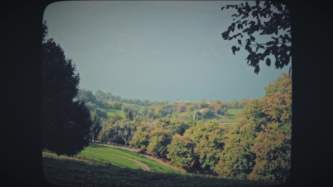 Vue sur les collines verdoyantes et un lac