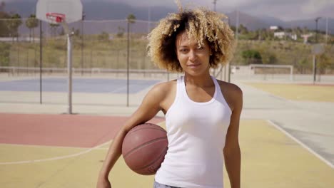 Eine-Junge-Sportlerin,-Die-Mit-Basketball-Geht-Walking