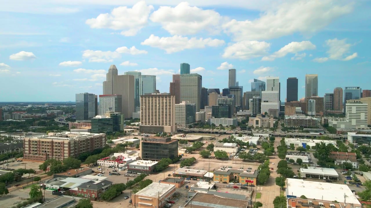 Vista aérea de drone do horizonte do centro de Houston, apresentando arranha-céus modernos, torres de escritórios e o distrito financeiro central sob nuvens dramáticas durante o dia em Houston, Texas, EUA.