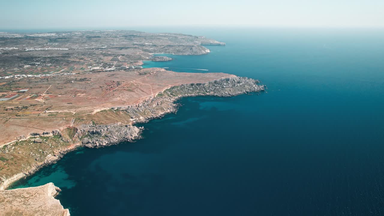 disparo de drones, aéreo, costa de malta