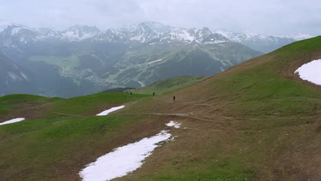 位於法國奧維爾尼-羅恩-阿爾卑斯地區的chamonix-mont-blanc附近的一座山