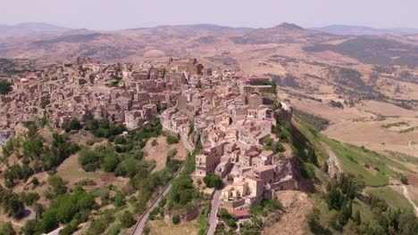 vista aérea de calascibetta, una ciudad en la provincia de enna, sicilia, italia