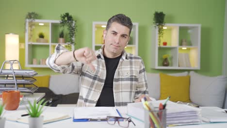 Trabajador-De-Oficina-En-Casa-Mirando-La-Cámara-Aburrido-E-Infeliz.