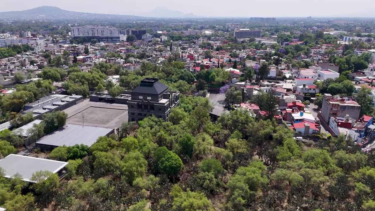Coyoacán, Meksika Şehri'ndeki Anahuacalli Müzesi ana binasının yörüngesel videosu.