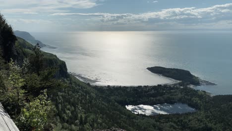 在加拿大<unk>北克省里莫斯基 (rimouski) 夏季,美丽的海洋和<unk>普莱恩湖 (pic champlain lake) 环绕着绿色森林的美丽国家公园 (bic national park) 的令人惊叹的风景