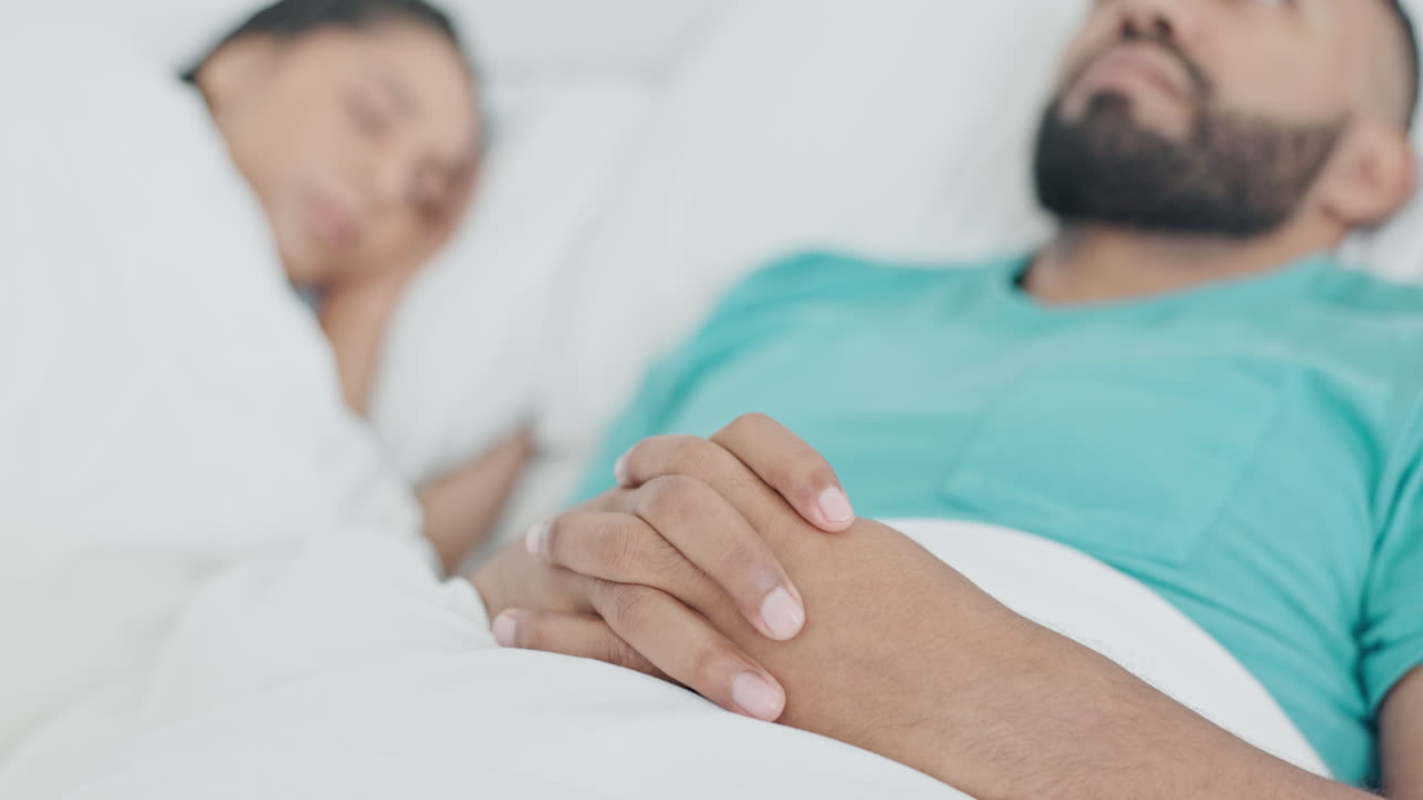 мужчина, бессонница и размышления в постели