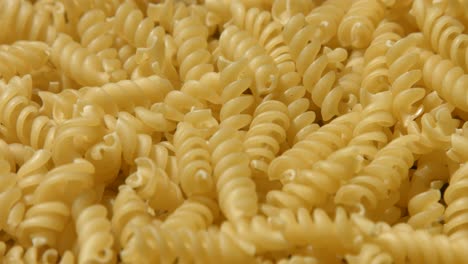 Fusilli-Nudeln-Ausgelegt-4k