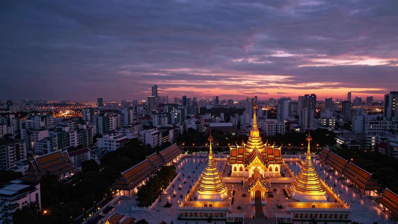 Vista Aérea de Templo Budista Iluminado em Bangkok ao Pôr do Sol