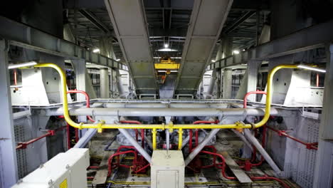 máquinas y equipos industriales en una fábrica
