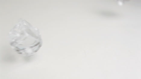 cubo de hielo rodando en cámara súper lenta