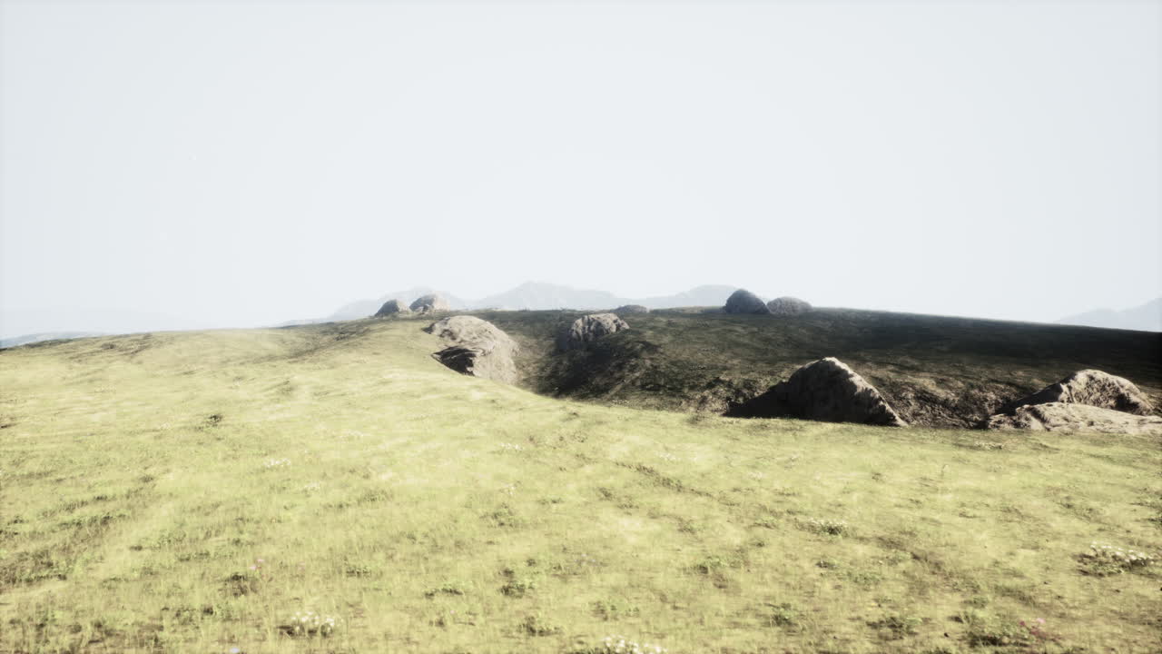 멀리서 언덕이 있는 잔디의 경치 좋은 풍경