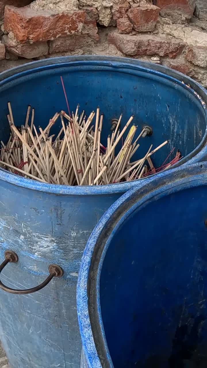 시간이 지남에 따라 파란 버에서 을 비우고 있습니다.