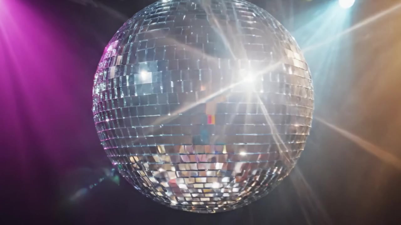 En fantastisk discokugle fanger natten med levende lys og et funklende farveudvalg i et tomt dansegulvsmiljø