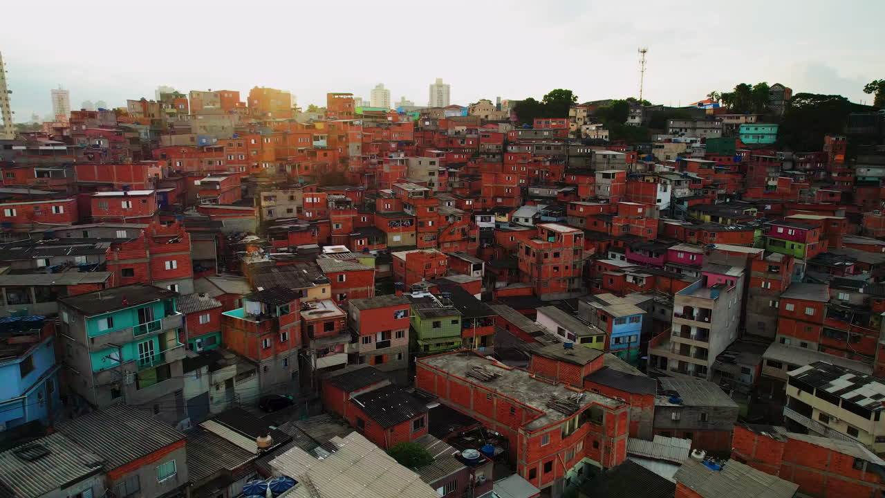 vista aérea de las vibrantes casas de los barrios marginales, una noche soleada en vila lobos, sao paulo