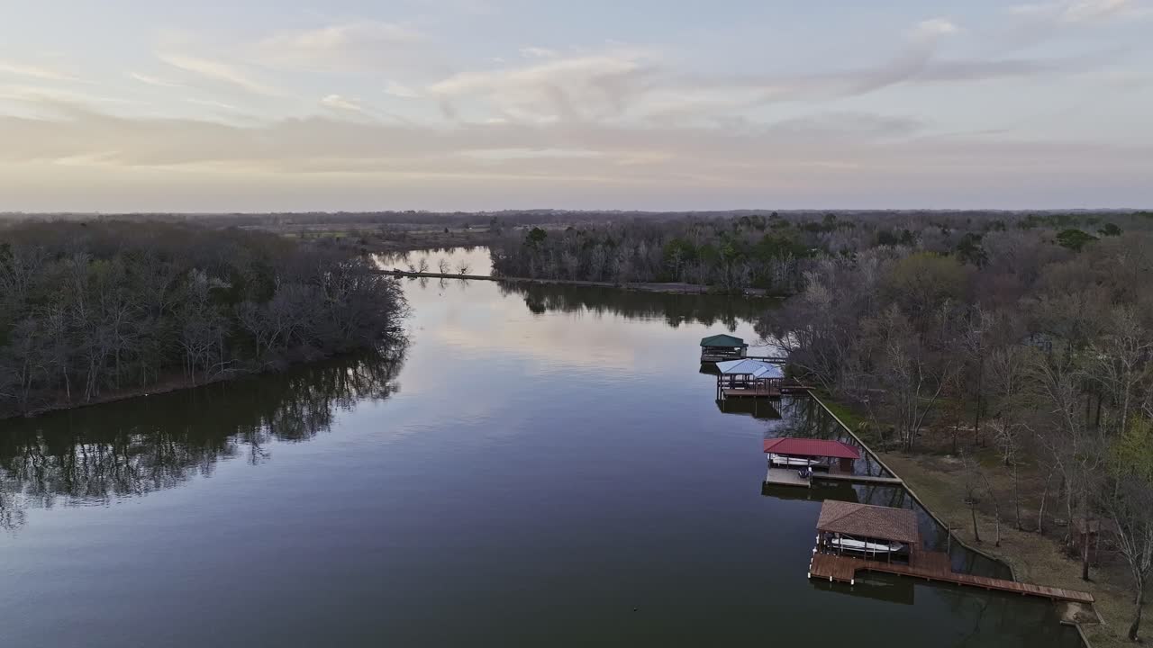 Volo al tramonto sul lago a Quitman, Texas