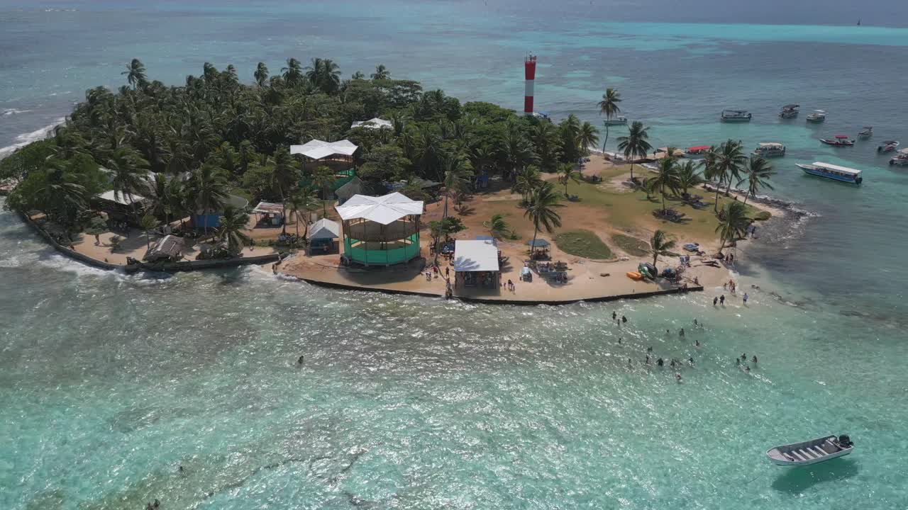 aéreo volando sobre una pequeña isla en el caribe