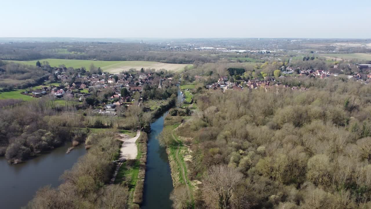 Flyver baglæns over skoven væk fra den lille landsby Fordwich, England.