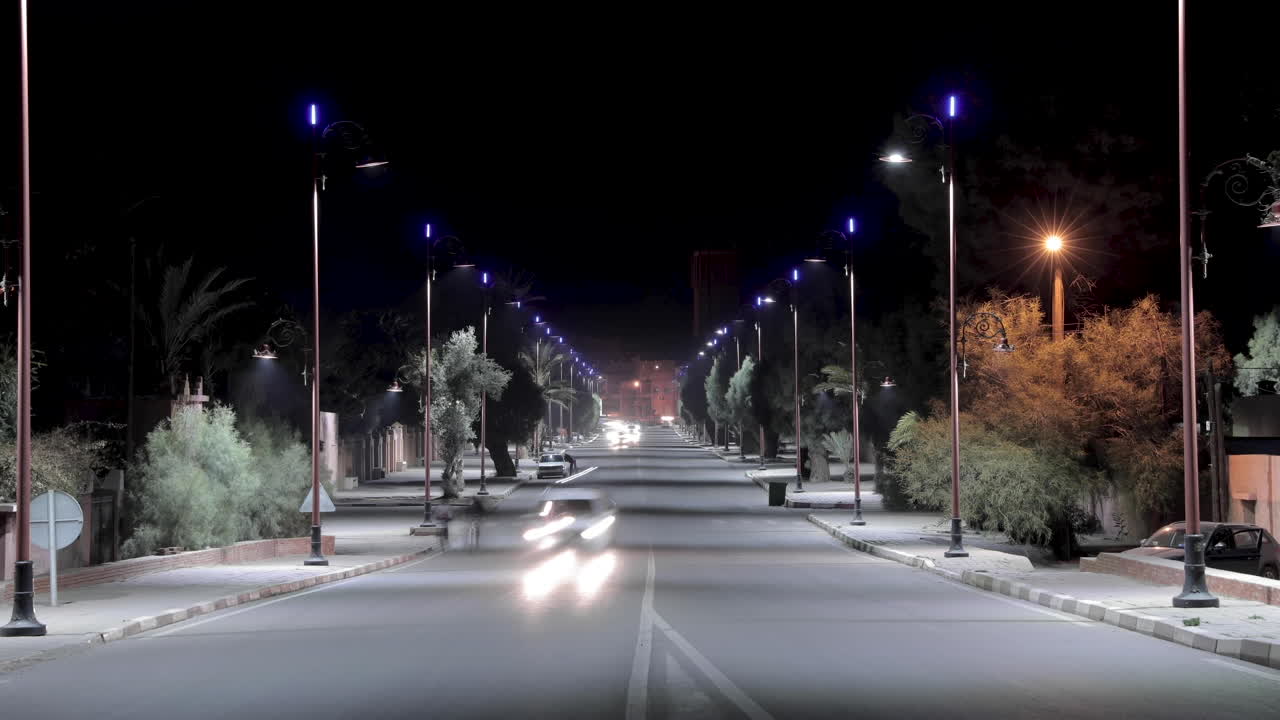 timelapse nocturno de una avenida en ouarzazate