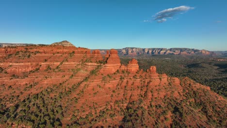 notables montañas de arenisca en desiertos desolados de sedona, arizona