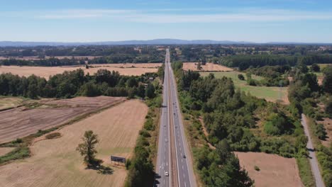 Ein-Atemberaubender-Zeitraffer-Aus-Der-Luft-Einer-Autobahn-Im-Süden-Chiles