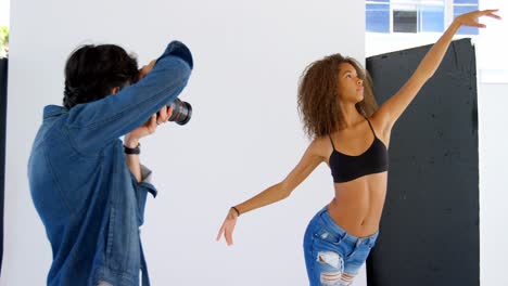 Model-posing-for-photo-shoot-in-photo-studio-4k