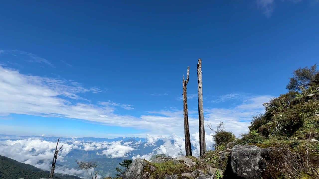 Veduta paesaggistica di montagna e cielo blu in Nepal