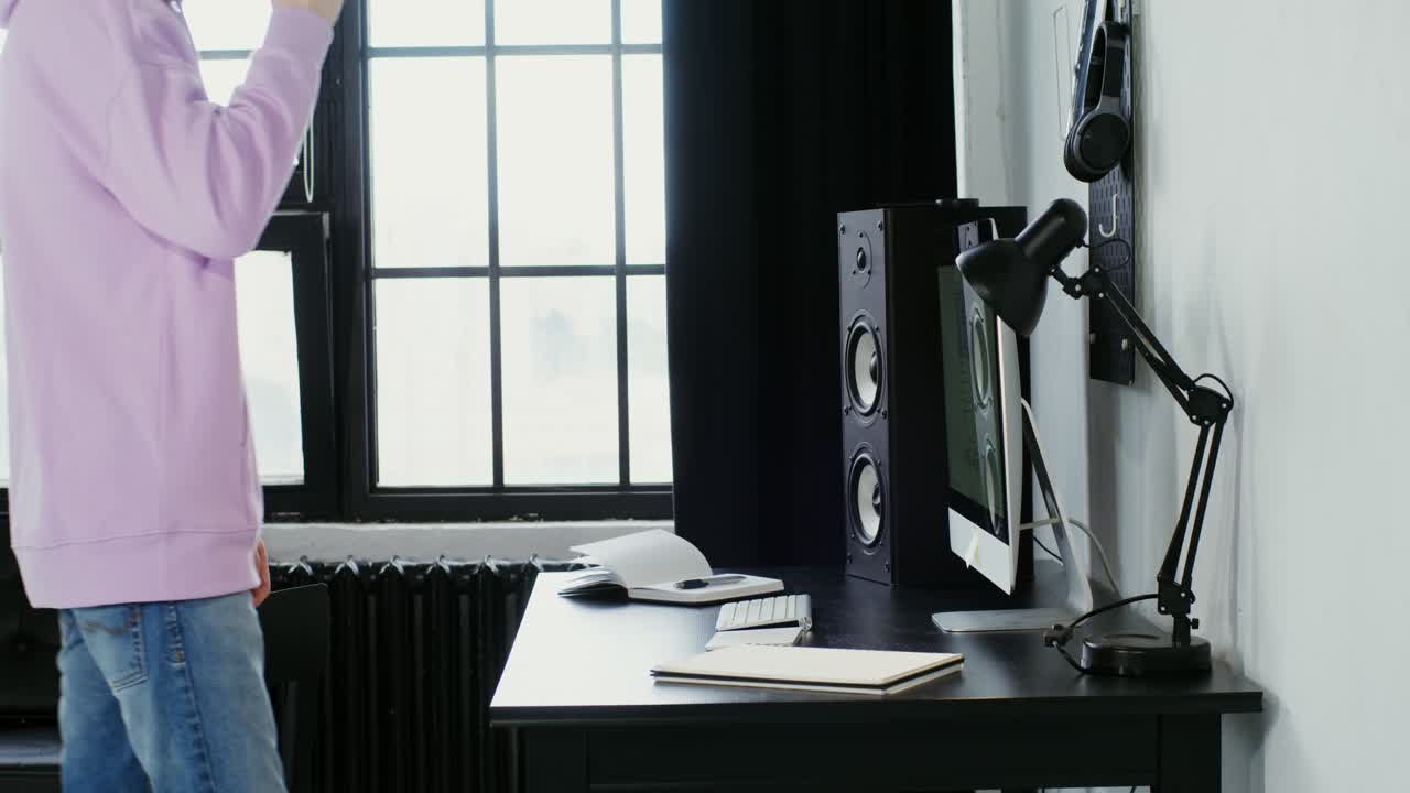 hombre trabajando en un escritorio de oficina en casa