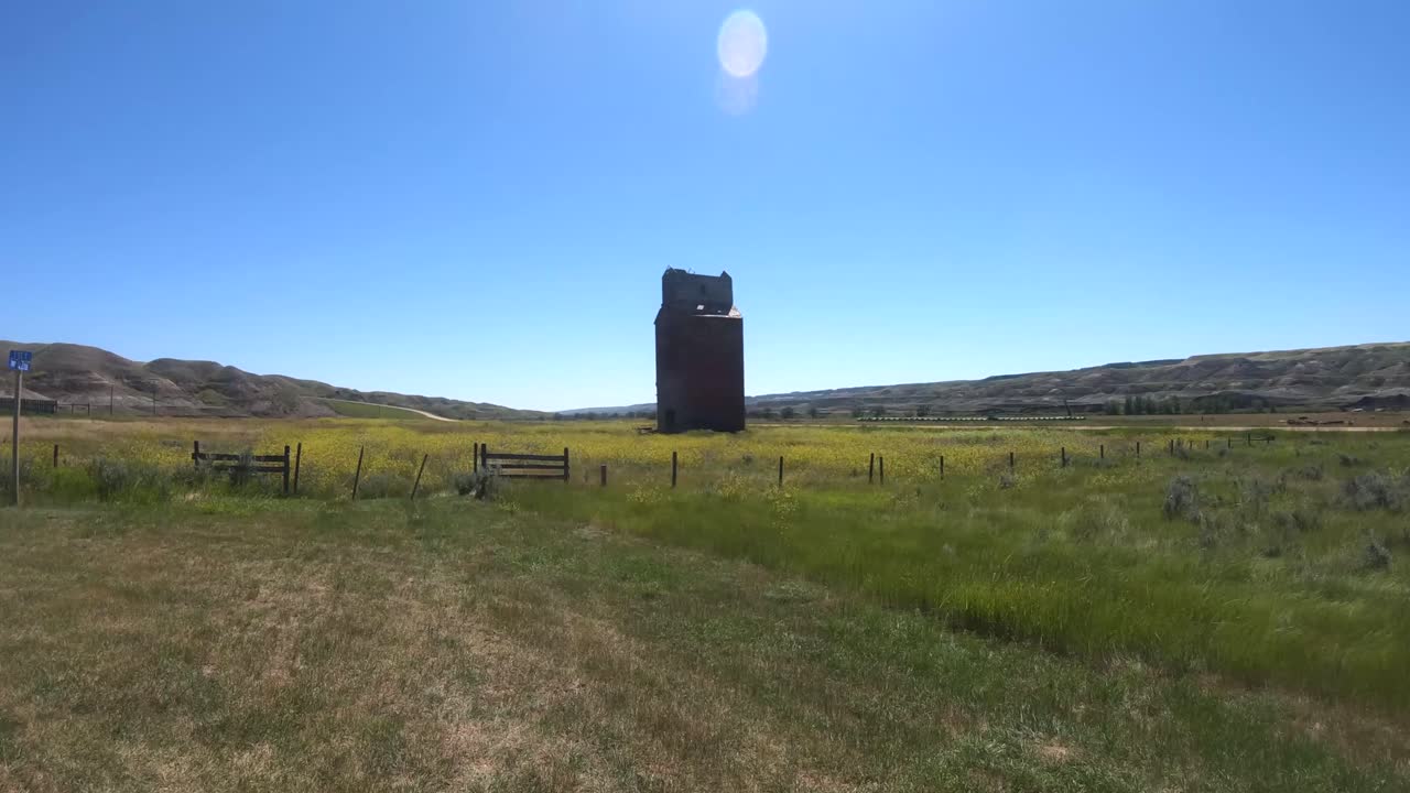 старая деревянная зерновая башня в деревне близ альберты, канада, летом
