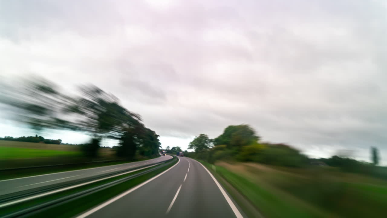 tráfico en la autopista de copenhague lapso de tiempo pov, día nublado de otoño