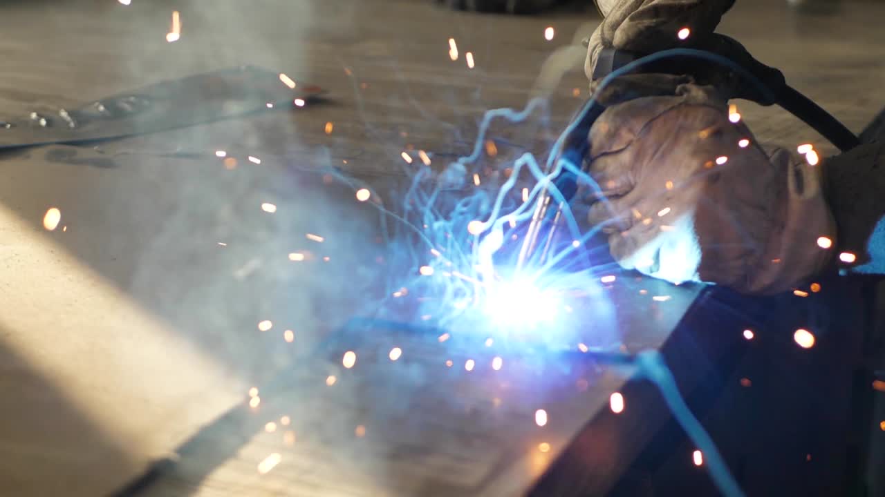 saldatore sul tavolo salda un insieme di parti metalliche