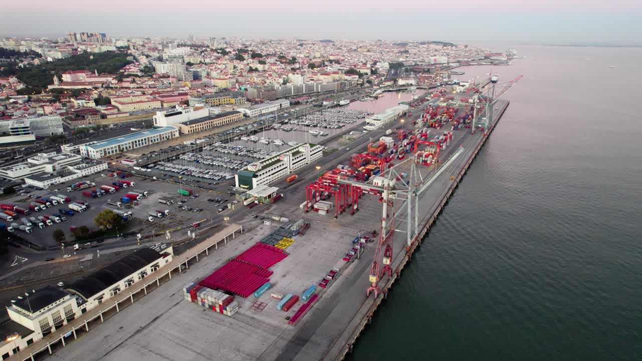 Pelabuhan Lisbon Portugal dengan derek dan kontainer