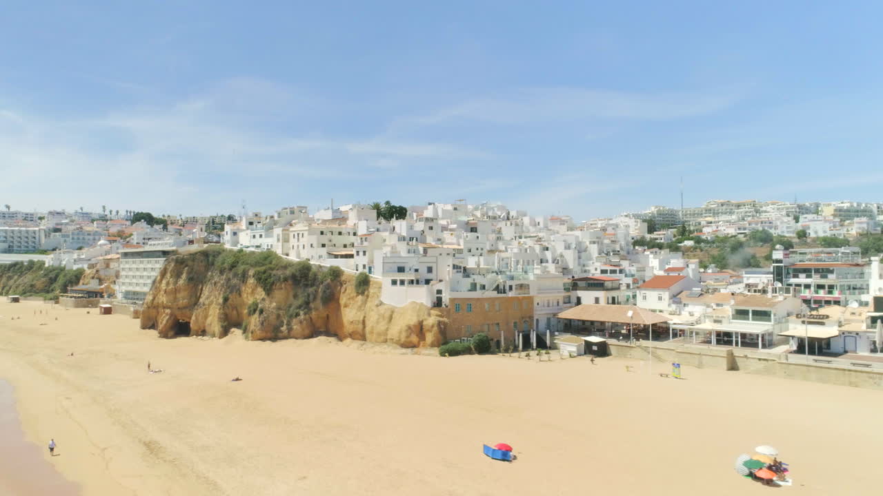Vista aerea della città vecchia di Albufeira con spiaggia sabbiosa e case costiere bianche