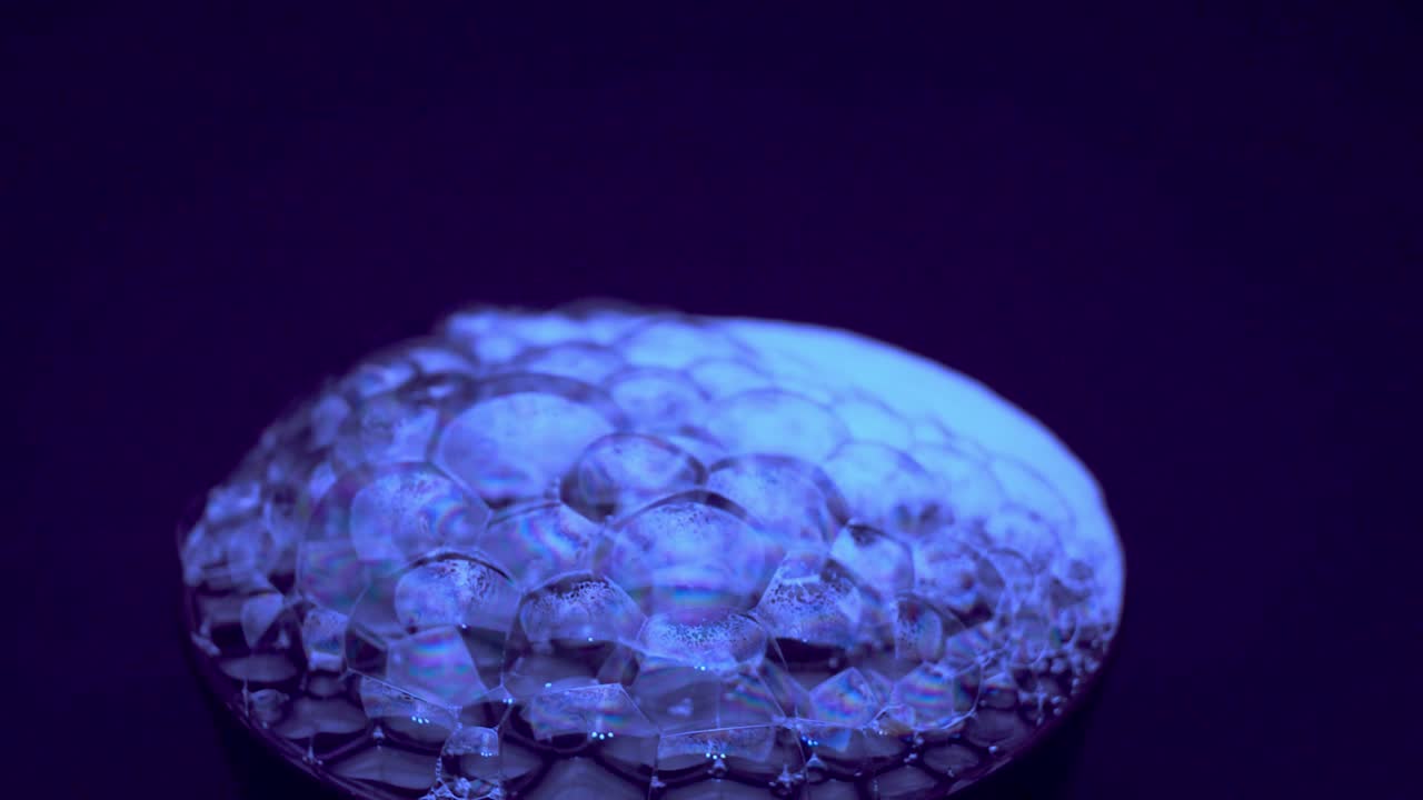 burbujas de espuma de jabón, primer plano, colores abstractos, sobre un fondo negro, fotografía macro