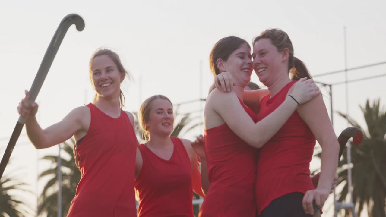 jugadoras de hockey avergonzándose unas a otras después de una victoria
