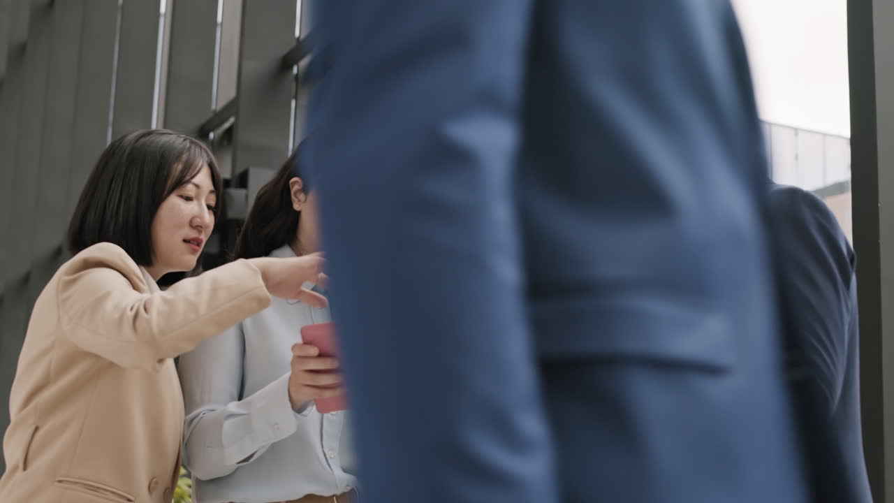 사무실에서 태블릿을 사용하는 동료 그룹