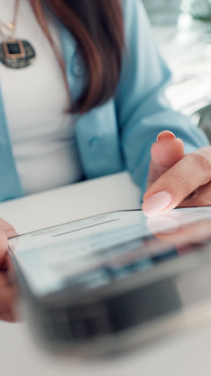 Mulher usando smartphone para ler informações