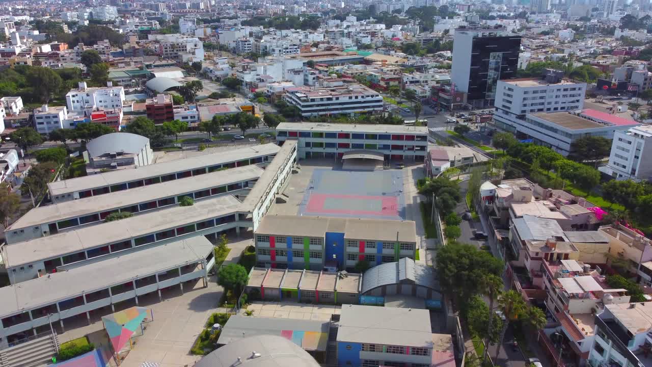 Vista Aérea de Gran Campus Escolar en Paisaje Urbano